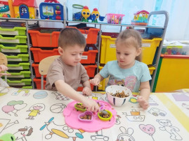 Покормите птиц зимой.
